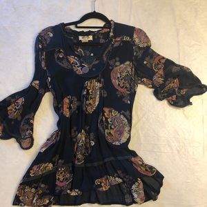 Adorable navy 3/4 bell sleeve vneck top